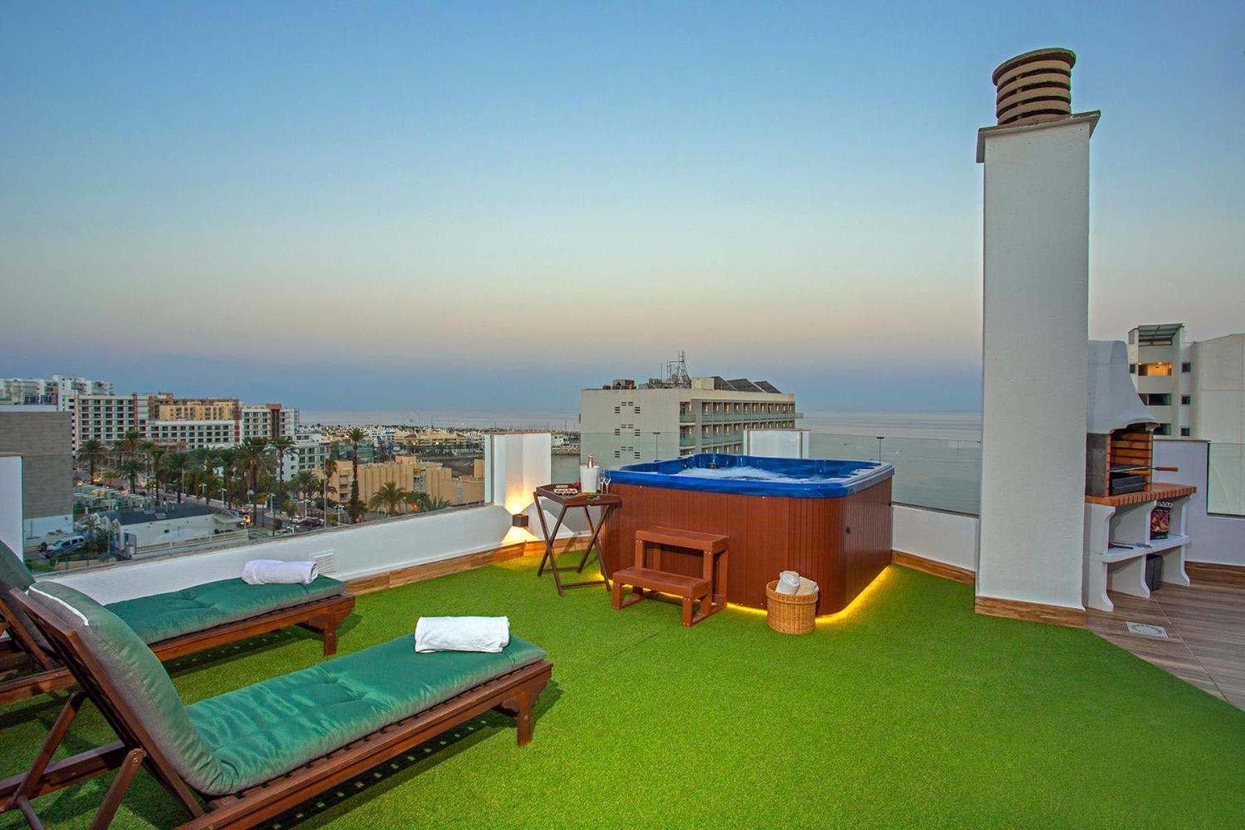Luxury Penthouse Sea Views- Jacuzzi - Sauna Apartment